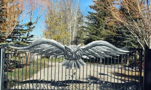 Owl gate with swiveling head as a gate opens